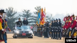 美国国防部长马蒂斯和韩国防长韩明科在韩国国防部检阅仪仗队（2017年2月3日,美国国防部图片）