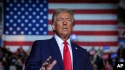 共和党总统候选人、前总统唐纳德·特朗普2024年11月4日抵达宾夕法尼亚州雷丁市桑坦德竞技场参加竞选集会。