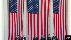 奧巴馬(中)出席陣亡將士紀念日活動