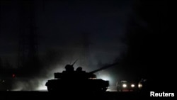 一辆坦克星期一（2022年2月21日）开进乌克兰分离地区顿涅茨克的大街。