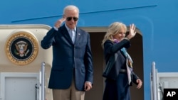 美國總統拜登和第一夫人登上“空軍一號”總統專機前往羅馬（2021年10月28日）