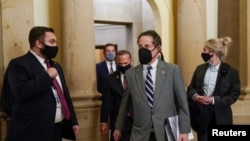 民主黨眾議員拉斯金在針對美國總統特朗普的彈劾條款上簽名之前從國會大廈中走過。(2021年1月13日)