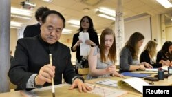 莫言2012年12月7号在斯德哥尔摩一所中学展示中国书法