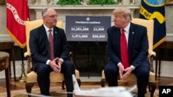 特朗普總統與路易斯安那州州長愛德華茲在白宮橢圓形辦公室會晤。(2020年4月29日)
