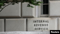 華盛頓美國國家稅務局總部大樓的標識。(2021年5月10日)
