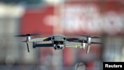 中國無人機製造公司大疆創新在展示其無人機飛行。（2019年11月13日）