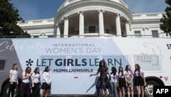 美国第一夫人米歇尔·奥巴马在白宫前与参加“让女孩学习倡议”国际项目的女学生们合影。（2016年3月8日）