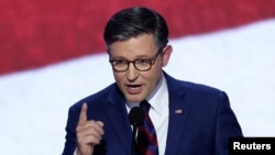 美國國會眾議院議長麥克·約翰遜在威斯康辛州密爾瓦基舉行的共和黨全國代表大會上發表演說。 (2024年7月16日，路透)