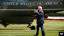 川普星期五（2017年8月4日）在白宮南草坪準備登上“海軍一號”直升機前往安德魯斯空軍基地，然後前往新澤西的貝德明斯特休假。