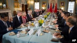 美國國務卿蒂勒森和國防部長馬蒂斯與中國國務委員楊潔篪和中共中央軍委聯合參謀部參謀長房峰輝在美國國務院進行會談（2017年6月21日，美國國務院圖片）