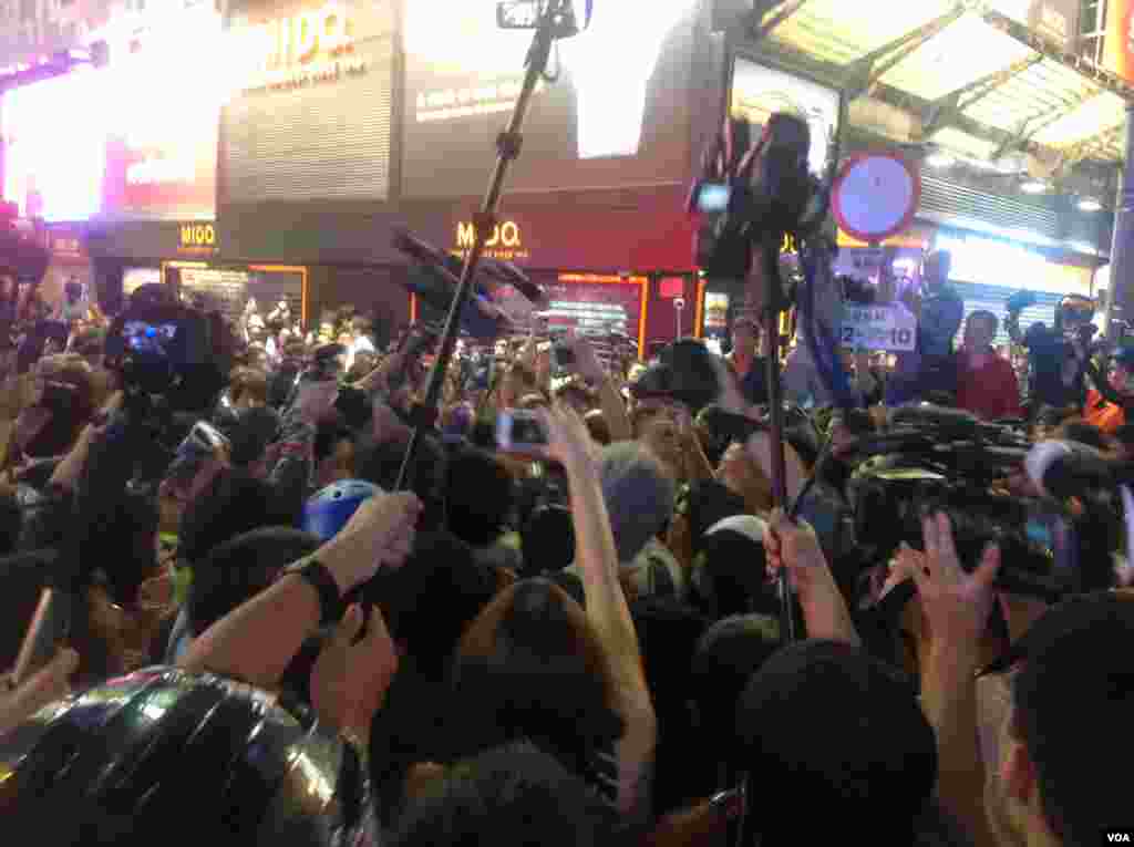 大批市民连续第二晚在旺角与警方“巷战” （美国之音海彦拍摄 ）