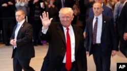 美國當選總統川普（中）離開紐約時報大樓（2016年11月22日）