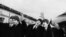 Первый визит The Beatles в США, 7 февраля 1964 – в аэропорту имени Джона Кеннеди в Нью-Йорке их встречают тысячи фанатов. Фото: AFP.