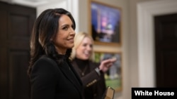 2025年2月12日，图尔西·加巴德在白宫宣誓就任国家情报总监。