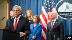 司法部长和财政部、国土安全部等多家联邦机构领导人宣布打击芬太尼前体化学品供应链的行动，包括起诉和制裁。(2023年10月3日)