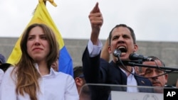 在委内瑞拉首都加拉加斯，反对派领导人瓜伊多在要求总统马杜罗下台的集会上向支持者发表讲话。(2019年3月4日)