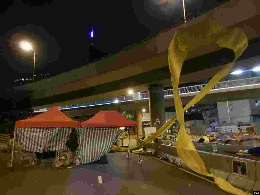 金鐘佔領區行車天橋下的大型黃絲帶