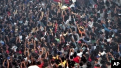 2015年3月5日，印度那加兰邦数千名暴民围着强奸嫌疑人拍照。