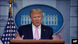 美國總統特朗普4月10日在白宮向媒體介紹美國的抗疫工作進展。