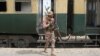 Солдат пакистанской армии рядом на железнодорожной станции в Мушкафе, Белуджистан, Пакистан, 12 марта 2025 года