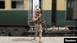 Солдат пакистанской армии рядом на железнодорожной станции в Мушкафе, Белуджистан, Пакистан, 12 марта 2025 года
