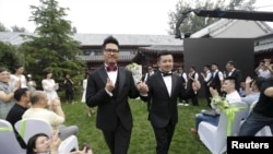 一對同性戀伴侶2015年6月27日在北京一個公園舉行婚禮。