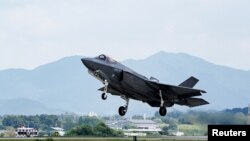 南韓空軍一架F-35A戰機在"乙支自由護盾"聯合軍演的空中演習中起飛。(2023年8月21日)