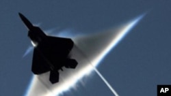 图为美国F-22战机于今年6月演练突破音障时的雄姿