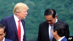 2017年11月11日，特朗普總統在越南參加APEC峰會期間與泰國總理帕拉育·佔奧差交談。