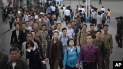 北韓平壤早高峰期間上班的人群。 （2016年9月28日）
