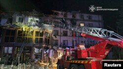 Спасатели работают в разрушенном здании в Кривом Роге, Украина, 5 марта 2025 года. (Фото State Emergency Service of Ukraine in Dnipropetrovsk region/Handout via REUTERS)