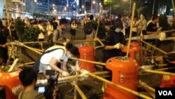 占领人士星期一晚在金钟道上架设和加固路障