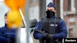 比利警方突襲後守衛現場