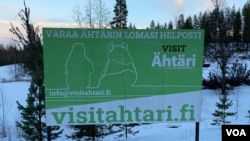 2025年3月3日，阿赫泰里市的旅遊廣告牌，大熊貓的背影。 (美國之音/李北平攝)