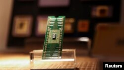 台灣新竹科學園區的台灣半導體研究中心(TSRI) 展出的一款芯片。 （2022年9月16日）