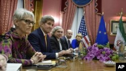 克里(左二)繼續展開談判