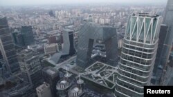 空中俯瞰北京金融街道上的汽车（ 2018年11月28日 路透社）