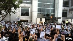 數以千計的香港巿民突破警方設置的多道防線，在中國政府駐香港聯絡辦公室正門外示威