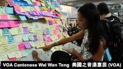 香港國際機場反送中集會設連儂牆讓各界人士表達心聲香港國際機場民主派抗議人士集會，設“連儂牆”。(2019年7月26日) 