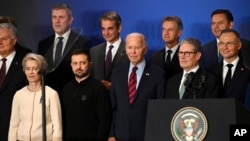 面对朝鲜军队援助俄罗斯的压力，乌克兰总统泽连斯基(前排左二)喊话盟友勿再袖手旁观。图为各国领导人在纽约举行的《支持乌克兰恢复与重建联合声明》发布会上合影。(美联社：2024年9月25日)