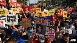 緬甸民眾2月16日在仰光緬甸中央銀行外面舉行示威。