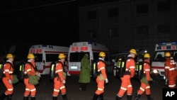 新华社2019年11月18日发布的照片显示，山西省平遥县一煤矿发生瓦斯爆炸事故，救援人员正准备进入事故现场。(Yang Chenguang/Xinhua via AP)