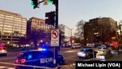 部署在美国首都的两名西弗吉尼亚州国民警卫队员11月26日下午在距离白宫几个街区的法拉格特广场附近遭枪击。警方封锁了事发地的附近区域。（美国之音记者利平拍摄）