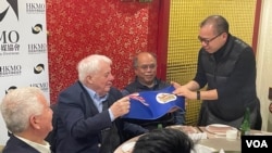 香港海外傳媒協會主席顏寶剛向彭定康贈送紀念品。（攝影：美國之音/鄭樂捷）