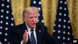 美国总统特朗普4月30日在白宫回答记者的提问。