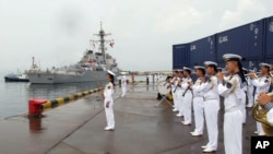 美國“本福德”號導彈驅逐艦抵達青島港口，中國軍樂隊奏樂歡迎。（2016年8月8日）