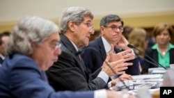克里(中)繼續在國會作證
