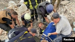 烏克蘭頓涅茨克地區的救援人員正在搶救困在瓦礫中的居民。