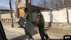 2018年2月17日，警察在中國西部新疆地區和田縣的一個村莊巡邏。