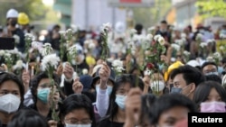 緬甸民眾2月24日在仰光繼續示威，抗議軍事政變。